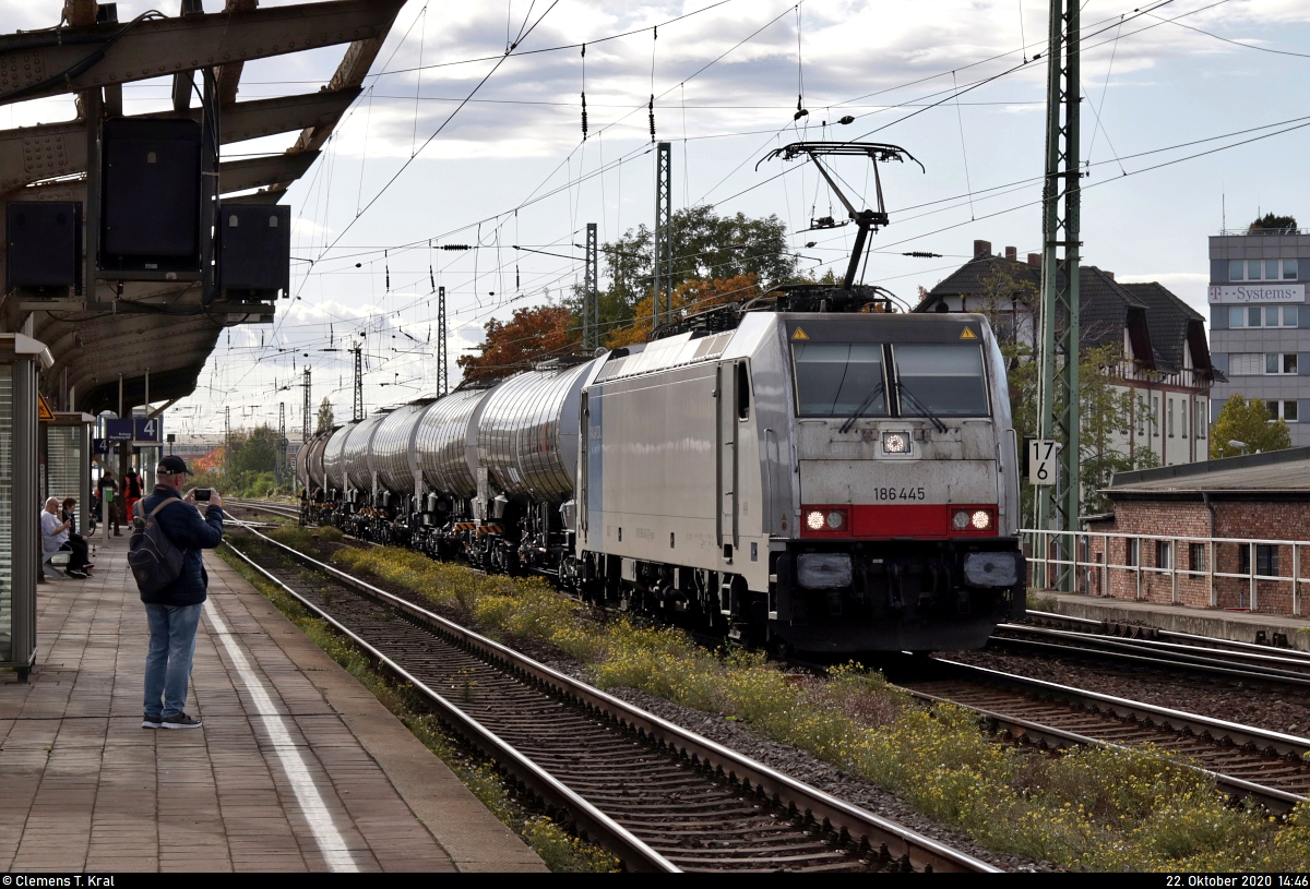 Einen Schnappschuss wert:
186 445-3 durchfährt mit recht neuen Kesselwagen den Bahnhof Magdeburg-Neustadt in nordöstlicher Richtung.

🧰 Railpool GmbH, vermietet an Lineas Group nv/sa
🕓 22.10.2020 | 14:46 Uhr