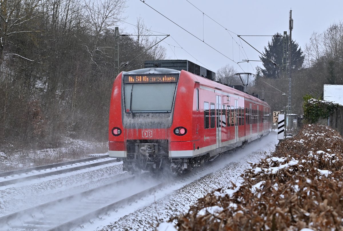 Einen Schneebart am Heck hat der 425 754, der als S1 nach Osterburken am 10.2.2021 Neckargerach verlässt. 