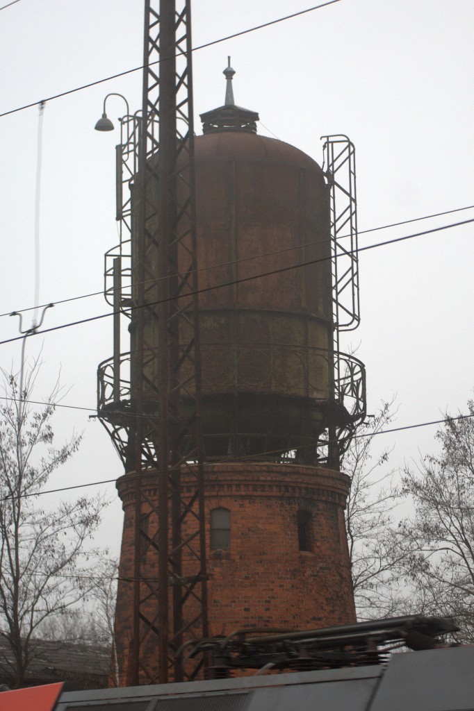 Einen der seltsamsten Wassertürme findet man in Großkorbetha (Burgenlandkreis) aus dem ICE aufgenommen. 20.03.2014 10:39 Uhr.