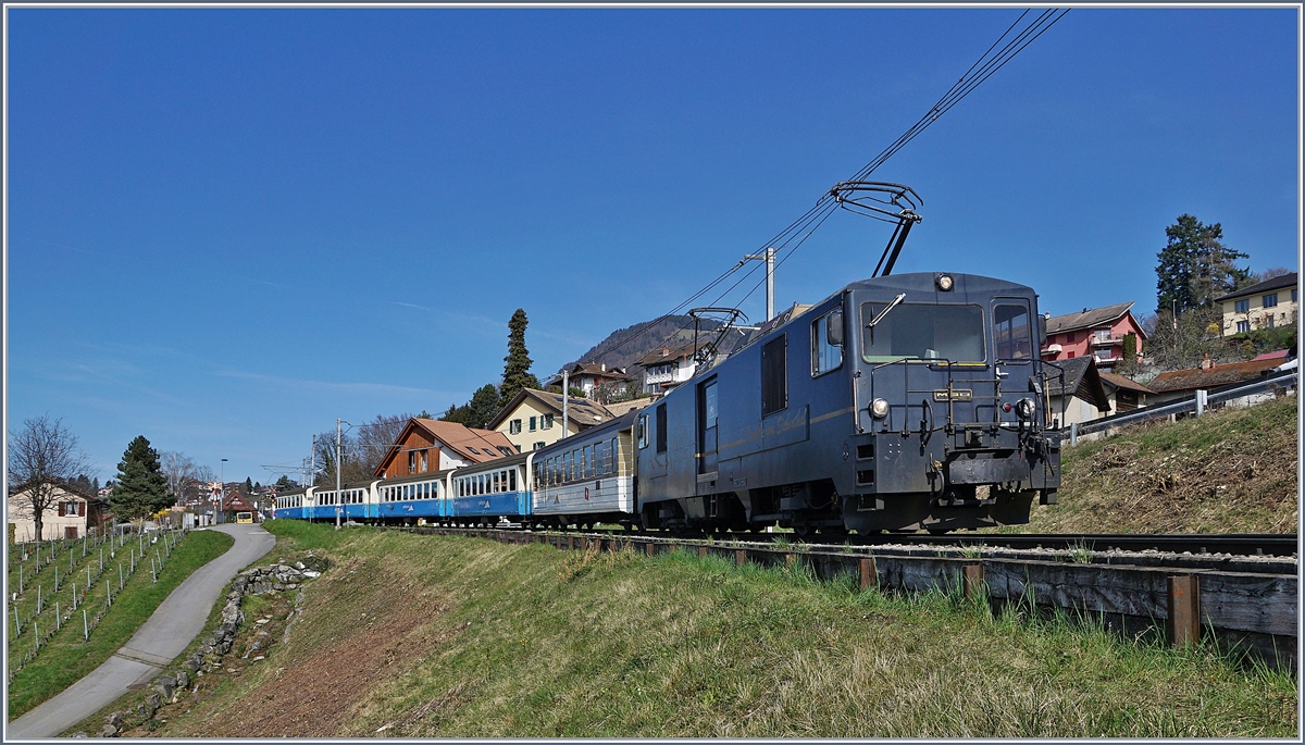 Einen so langen, wunderschönen blauen MOB Zug wird es wohl nie wieder geben. Die MOB GDe 4/4 6002 ist mit einigen Reisezugwagen als Leermaterialzug bei Planchamp auf der Fahrt nach Montreux.

16. März 2020