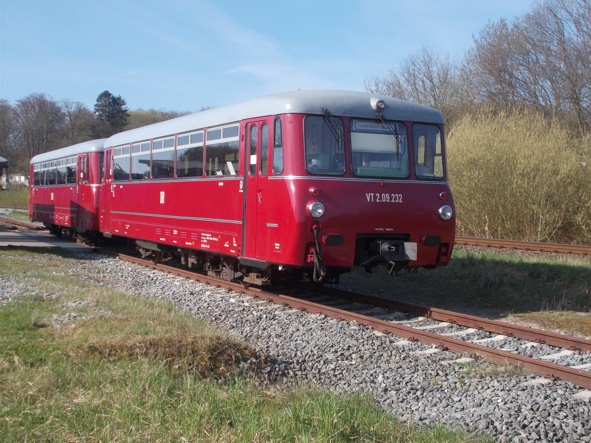 Einen Tag zuvor auf Sonderfahrt von Chemnitz nach Rügen gekommen,erholte sich die Ferkeltaxe VT 2.09.232,am 22.April 2018,in Putbus.