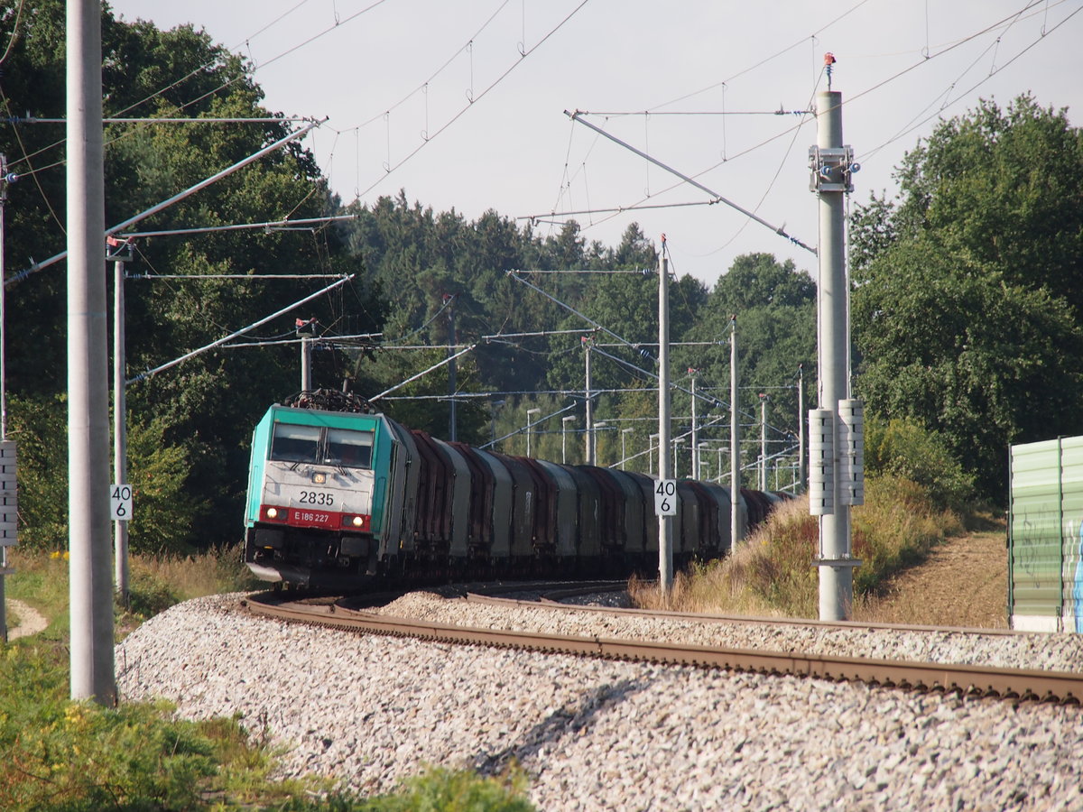 Einen Umleiterzug bespannt 186 227 und fährt als DGS 42506 von Passau nach Antwerpen. Am 30.08.16 bei Paindorf.