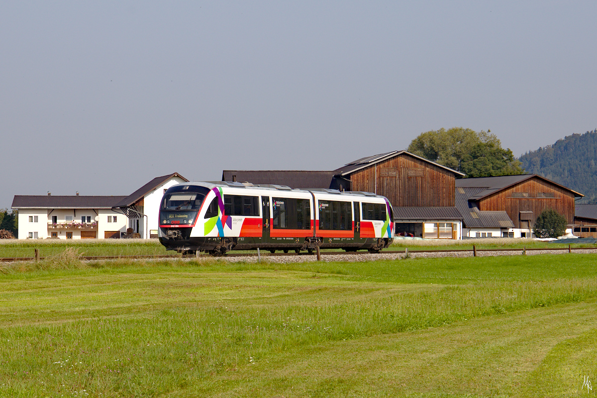 Einen ungewohnter Anblick bietet der REX 5862 von Braunau am Inn nach Freilassing über Salzburg. Mit der Wortmarke ÖBB versehen, besitzt der Triebwagen die Fahrzeugnummer 642 084 der DB. (13.09.2020)