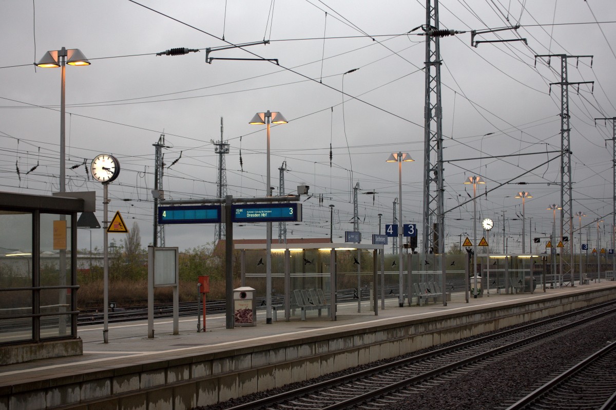 einen weltstdtischen Eindruck, geeignet fr ICE Halte, vermitteln  Bahnsteig 3 und 4  in Senftenberg. 20.11.2013 15:22 Uhr.