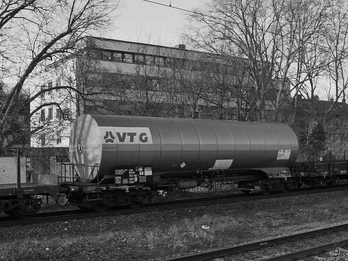 Einen Zagkks-Kesselwagen (33 80 7921 587-1) habe ich im März 2021 in Wuppertal-Unterbarmen abgelichtet.