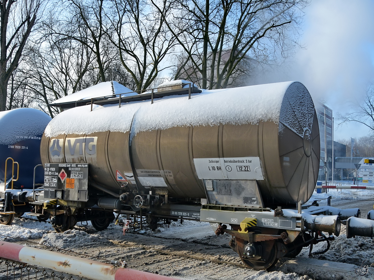 Einen Zces-Kesselwagen (23 85 7376 325-6) habe ich im Februar 2021 in Herne abgelichtet. (Fotostandort: Bahnübergang Brunnenstraße = öffentliche Straße)