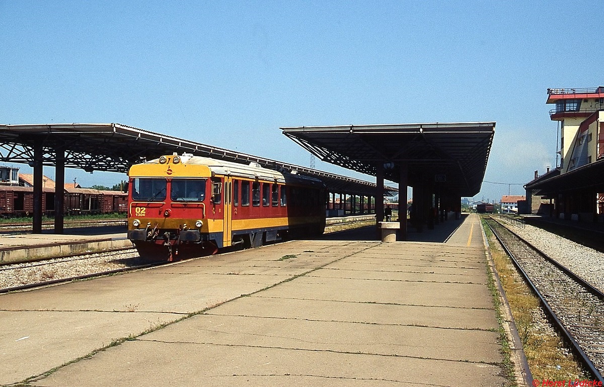 Einen ziemlich aufgerumten Eindruck macht der Bahnhof Fushe Kosova/Kosovo Polje, als ihn der Triebwagen 02 (ex SJ Y1 1304) am 14.05.2009 verlt