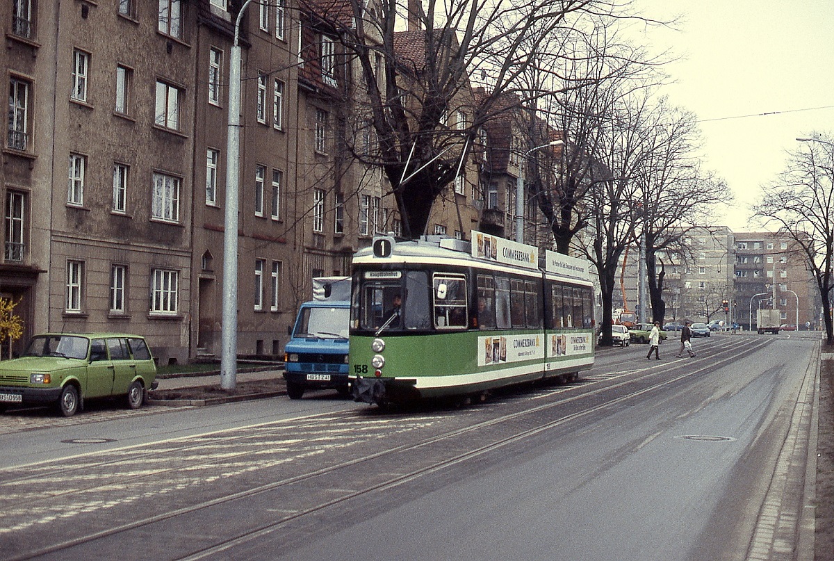 Einer der 1992 von der Stuttgarter Straßenbahn übernommenen GT ist im Frühjahr 1994 in der Innenstadt von Halberstadt unterwegs