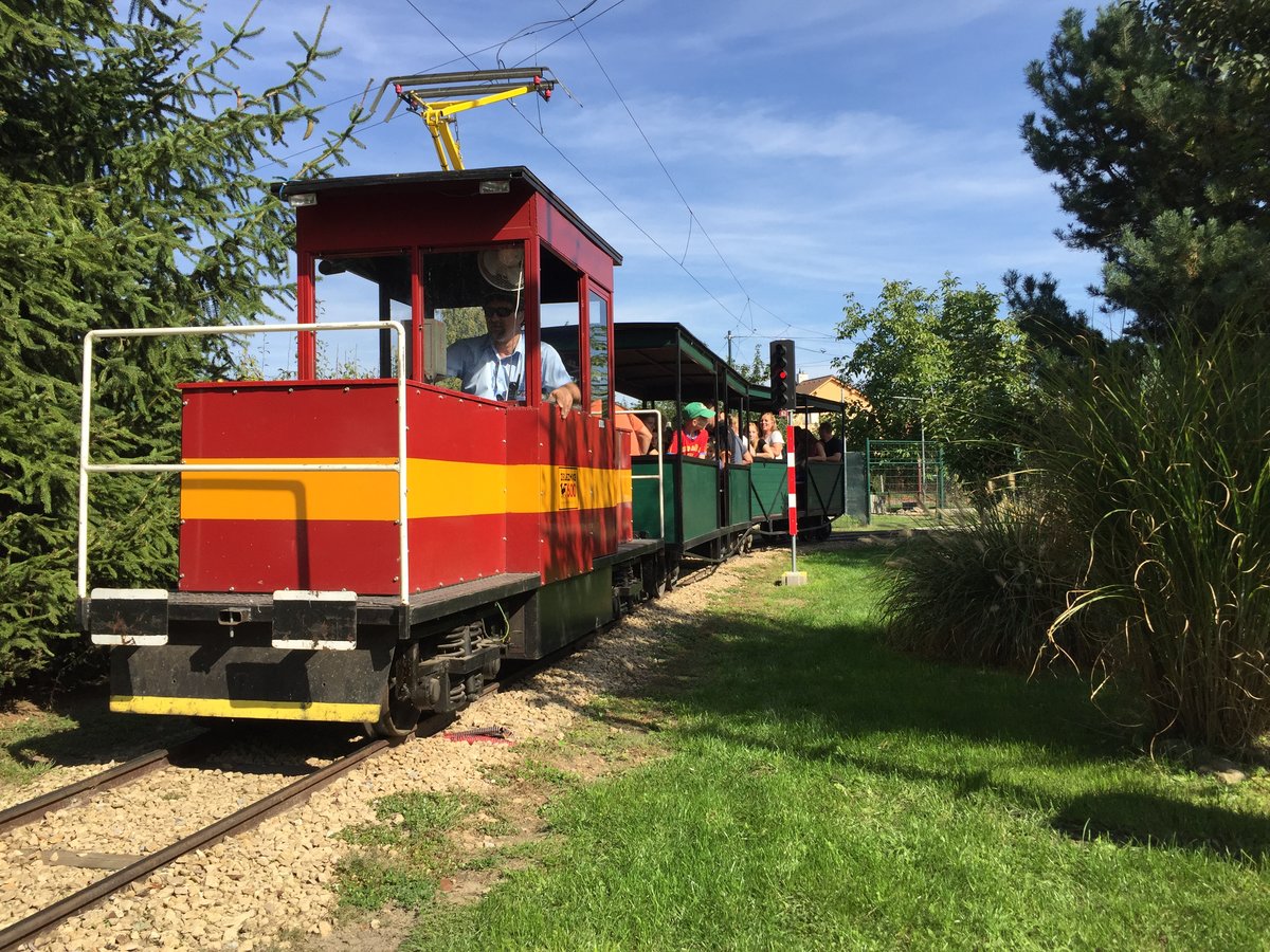 Einer der 3 Züge die auf der 600mm in Vracov verkehren.
Infos zur Gartenbahn: http://zeleznice600.cz/wp