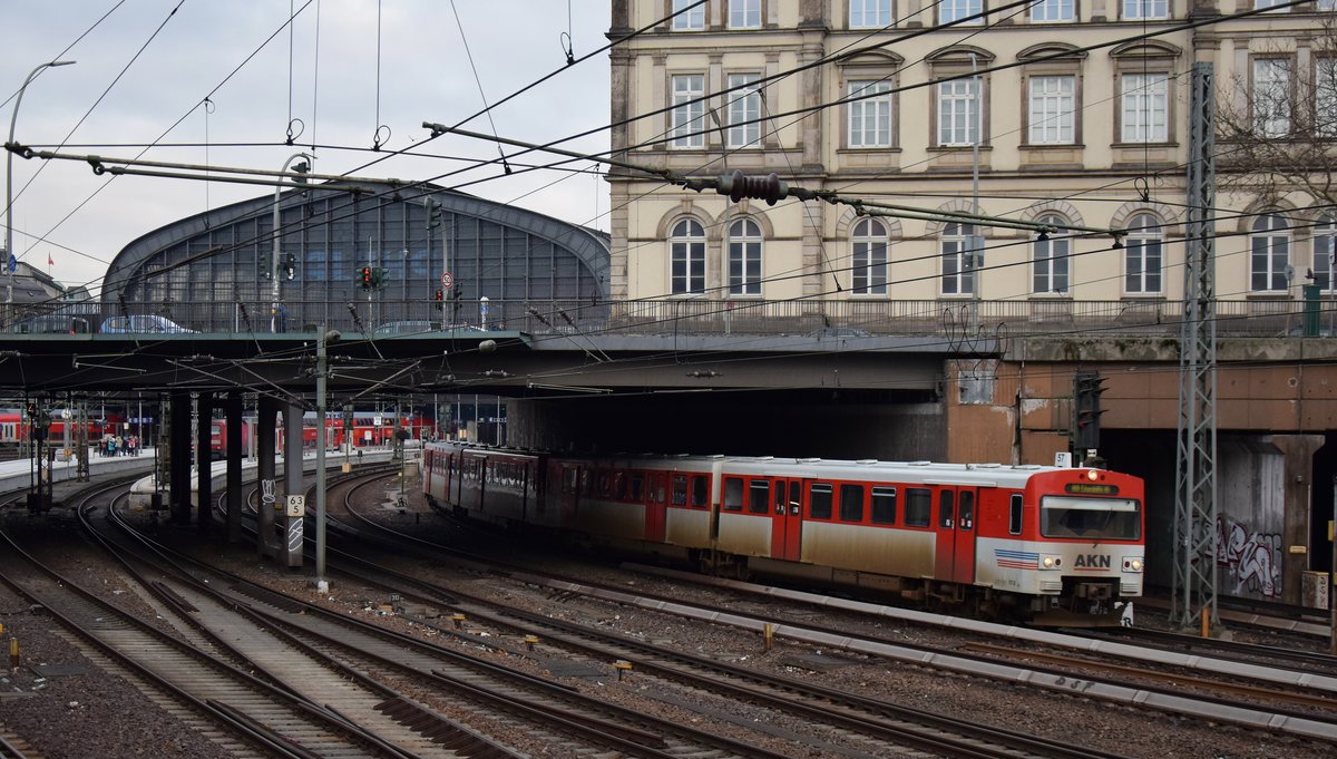 Einer der beiden AKN-Verstärker verlässt den Hamburger Hbf in Richtung Abstellung. Aufgenommen am 10.1.2019 9:22