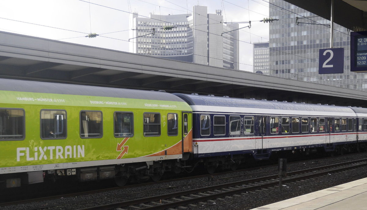 Einer der beiden Hamburg-Köln-Flixtrains ist inzwischen auch mit einigen n-Wagen von TRI unterwegs. Aufnahme: FLX 1802 Köln - Hamburg, Essen Hbf, 2.11.18.