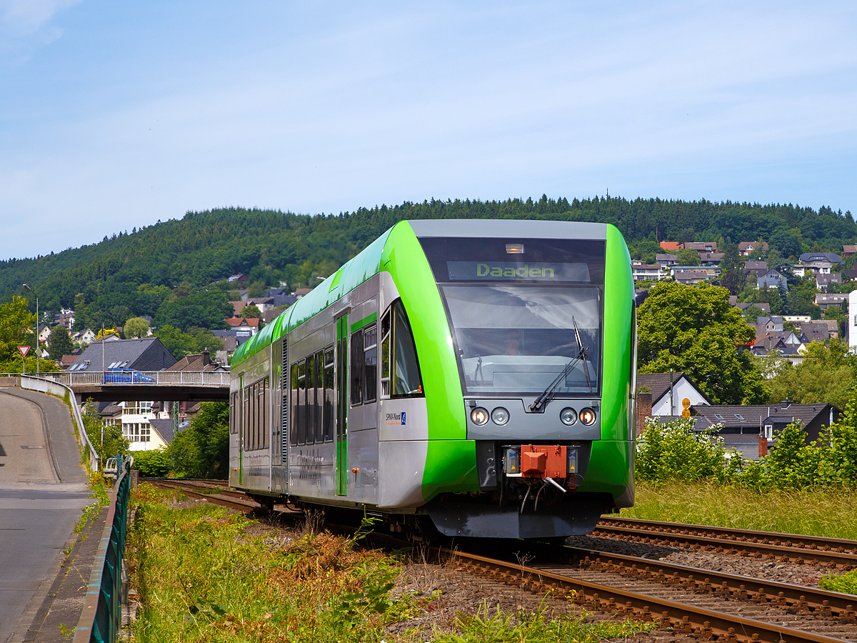 
Einer der beiden Stadler GTW 2/6 der der Westerwaldbahn (WEBA) fährt am 10.06.2016 von Betzdorf/Sieg als RB 97  Daadetalbahn  in Richtung Daaden. 