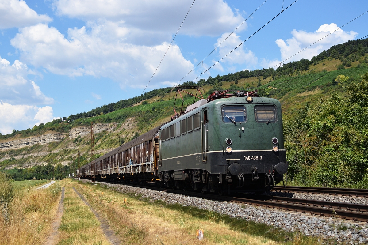 Einer der bekanntesten Züge der KBS 800 ist sicherlich der Henkelzug. Am 26. Juli 2018 ist 140 438 der BayernBahn mit der Beförderung dieses Zuges betraut. Hier ist er kurz vor Thüngersheim auf der Fahrt Richtung Würzburg.