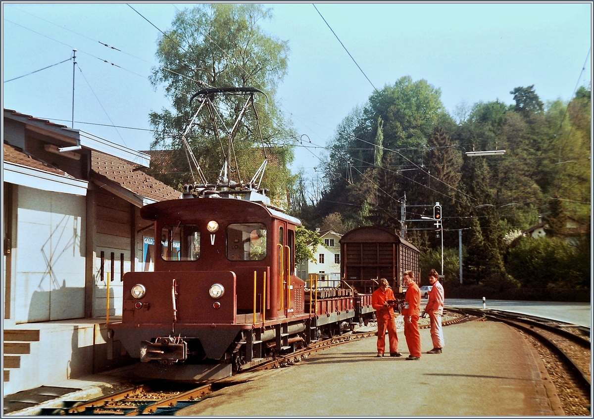 Einer der drei WSB Te 2/2 steht mit einem Dienstzug in Teufenthal.

22. Mai 1984