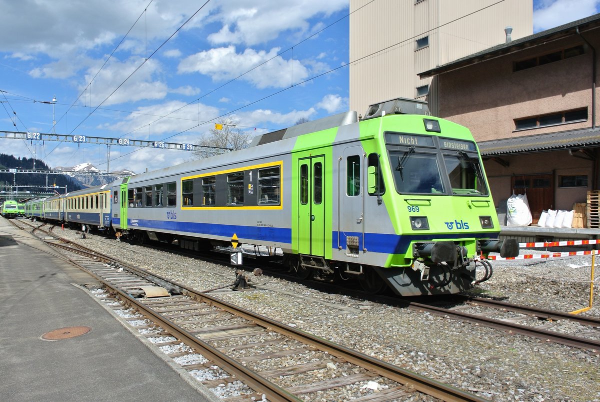 Einer der ehem. Goldenpass Pendel ist noch immer formiert und trgt auch noch den Goldenpass Schriftzug. Der Pendel kommt noch als HVZ Zug im Simmetal zum Einsat; ABt 50 85 80-35 969-5, A EWI 50 85 18-35 403-2, AB EWI 50 85 39-35 423-5, B Lego 50 85 20-35 545-6 und RBDe 565 729-1, Zweisimmen, 16.04.2016.