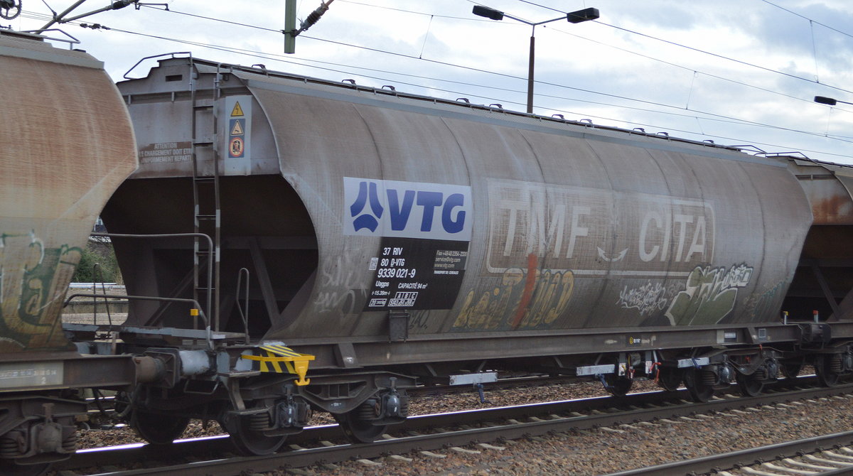 Einer der ehemals französischen	Drehgestell-Schüttgutwagen mit dosierbarer Schwerkraftentladung für Getreide (siehe alte verblasste Logo TMF/CITA) die jetzt über VTG in Deutschland registriert sind mit der Nr. 37 RIV 80 D-VTG 9339 021-9 Uagps in einem Getreidezug am 28.01.19 Bf. Flughafen Berlin-Schönefeld. 