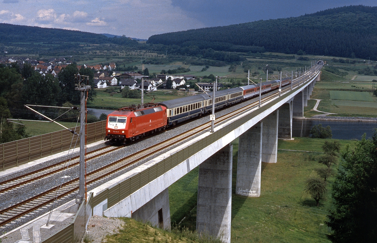 Einer der ersten planmäßigen Züge zwischen Fulda und Würzburg mit 120 104 am 29.5.1988 auf der Maintalbrücke bei Gemünden.