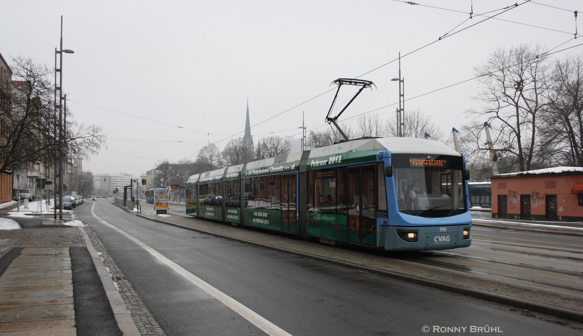 Einer der ersten regulren Fahrten auf der neuen Linie, der Strae der Nationen, befhrt am 16.02.2013 der Straenbahnwagen 910 in Richtung Hauptbahnhof.