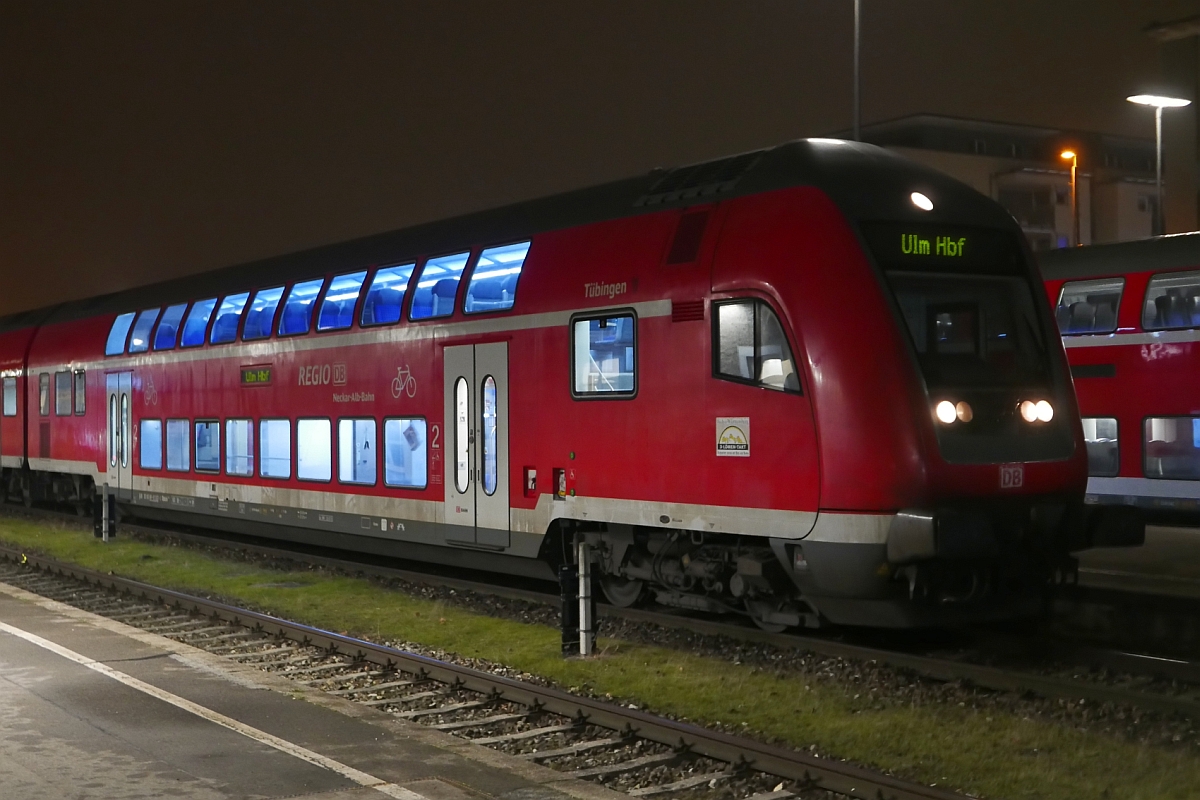 Einer der ersten Steuerwagen auf der Sdbahn mit kalt-weier, ins blulich gehenden Innenbeleuchtung. 50 80 86 81 103-3 am RE 22604, Friedrichshafen - Ulm, am 08.12.2016 im Friedrichshafener Stadtbahnhof.