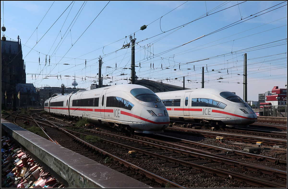 Einer geht / einer kommt -

Zwei ICE 3 am Kölner Hauptbahnhof.

18.04.2018 (M)