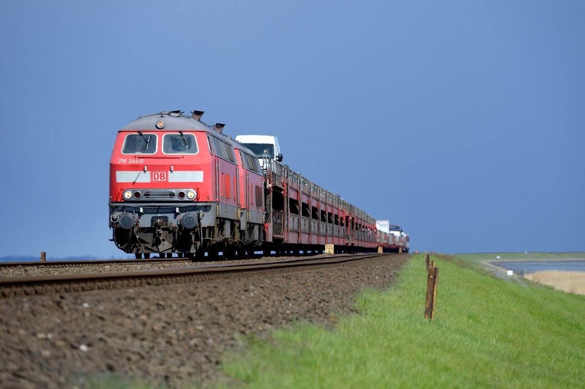 Einer Gewitterfront hängt drohend über dem Festland, auf dem Hindenburgdamm scheint jedoch noch die Sonne, als 218 344 und eine Schwesternmaschine mit ihrem Sylt-Shuttle am 24. April 2016 dem Endbahnhof Westerland entgegenstreben. Die Lok kenne ich seit Kindheitstagen, war sie doch während ihrer Beheimatung in Mühldorf (Obb.) - die von 1976 bis 2007 dauerte - oft auch im Oberland zu sehen.