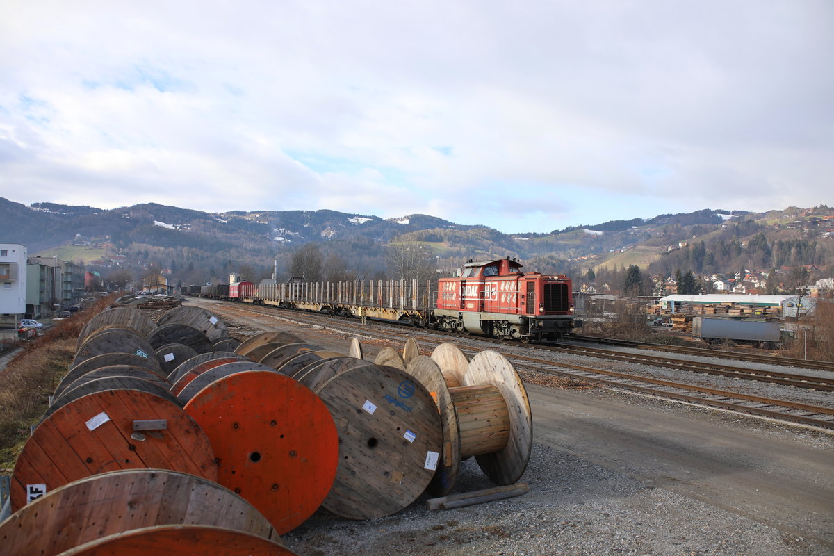 Einer der größeren Bahnkunden am Wieser Ast ist der Holzverarbeitende Betrieb EHP aus Frauental Bad Gams. 
Gestern bekam das Unternehmen einen Ganz-Zug Rnoos oder auch liebevoll Rinozerus genannt. 
Die schweren Rungenwagen waren mit Buchenholz beladen. 
Am heutigen 22.12.2017 machte sich DH 1100.2 mit 12 der 17 Wagen auf den Weg zurück nach Graz. 