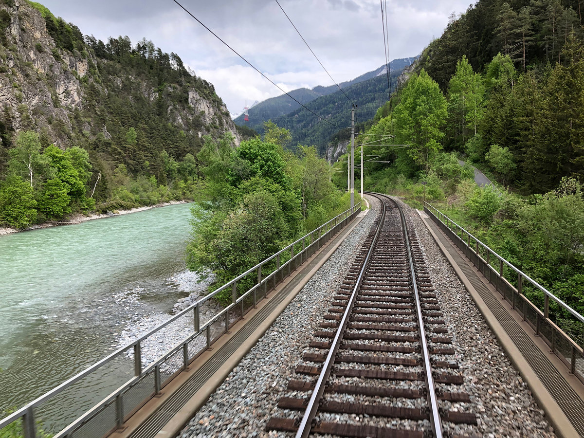 Einer der interessantesten Abschnitte der Arlbergbahn mal aus einer anderen Perspektive. 
Aufgenommen am 17.05.2019 bei der Durchfahrt durch die Inn Schlucht bei Imst-Pitztal kurz vor dem überqueren der Pitztaler Achbrücke.