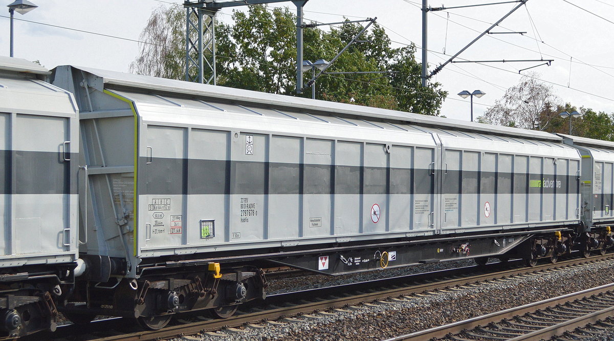 Einer der inzwischen vielen im Einsatz befindlichen als Schutzwagen eingesetzter Schiebewandwagen von Railadventure mit der Nr. 33 RIV 80 D-RADVE 2797 678-0 Habfis bei einer Überführungsfahrt am 24.09.20 Bf. Golm (Potsdam).