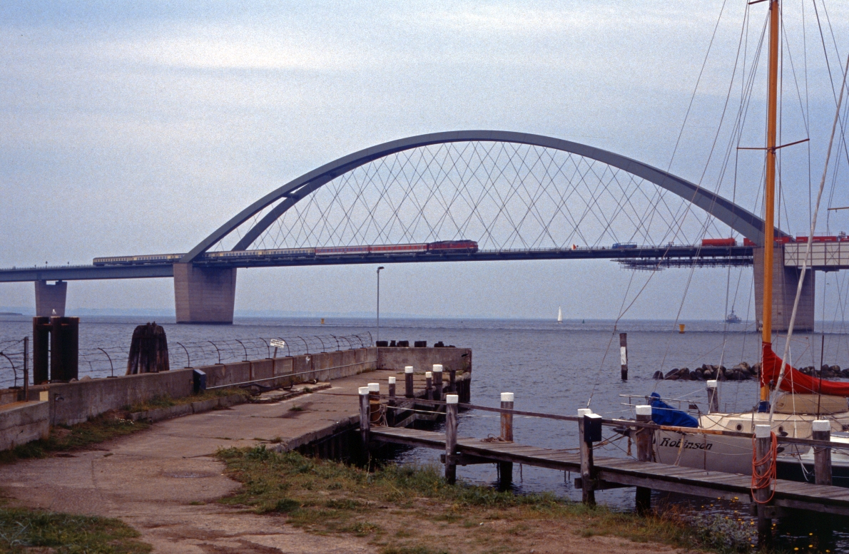 Einer kleinen Sensation kam es gleich, als nach der  Wende  DR-Loks der Baureihe 232 planmäßig vor EC-Zügen bis Puttgarden liefen (3.8.1993).