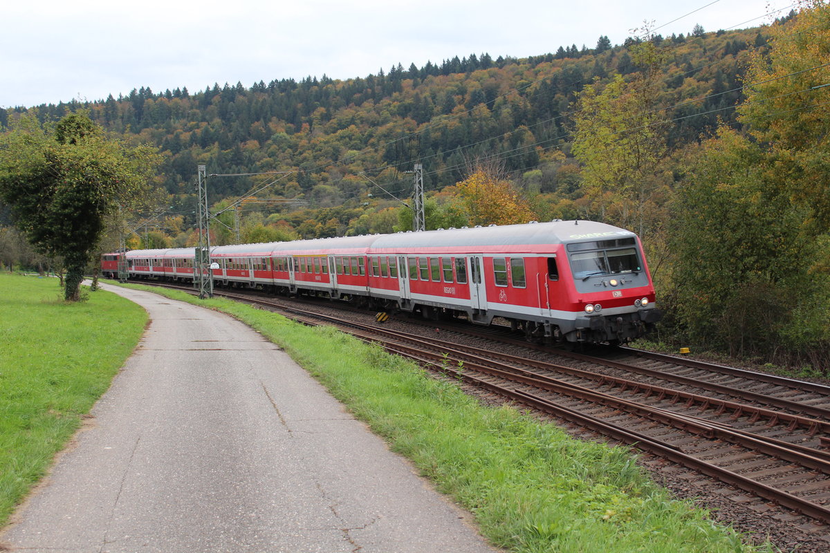 Einer der letzen lokbespannten RE im Neckartal ist RE12062. Am 13.10.2017 ist er bei Zwingenberg auf dem Weg nach Mannheim. 