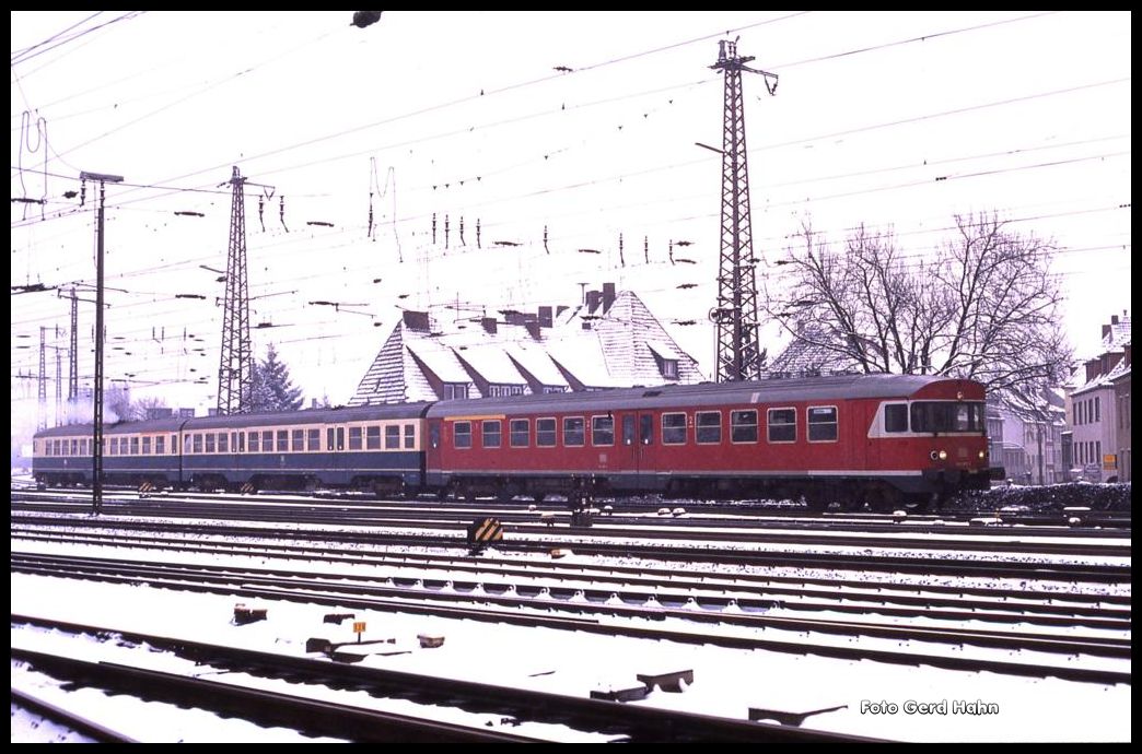 Einer der letzten altroten Triebwagen der Reihe 624 rangiert in Form des 624668 am 13.2.1991 um 9.56 Uhr im Hauptbahnhof Osnabrück.