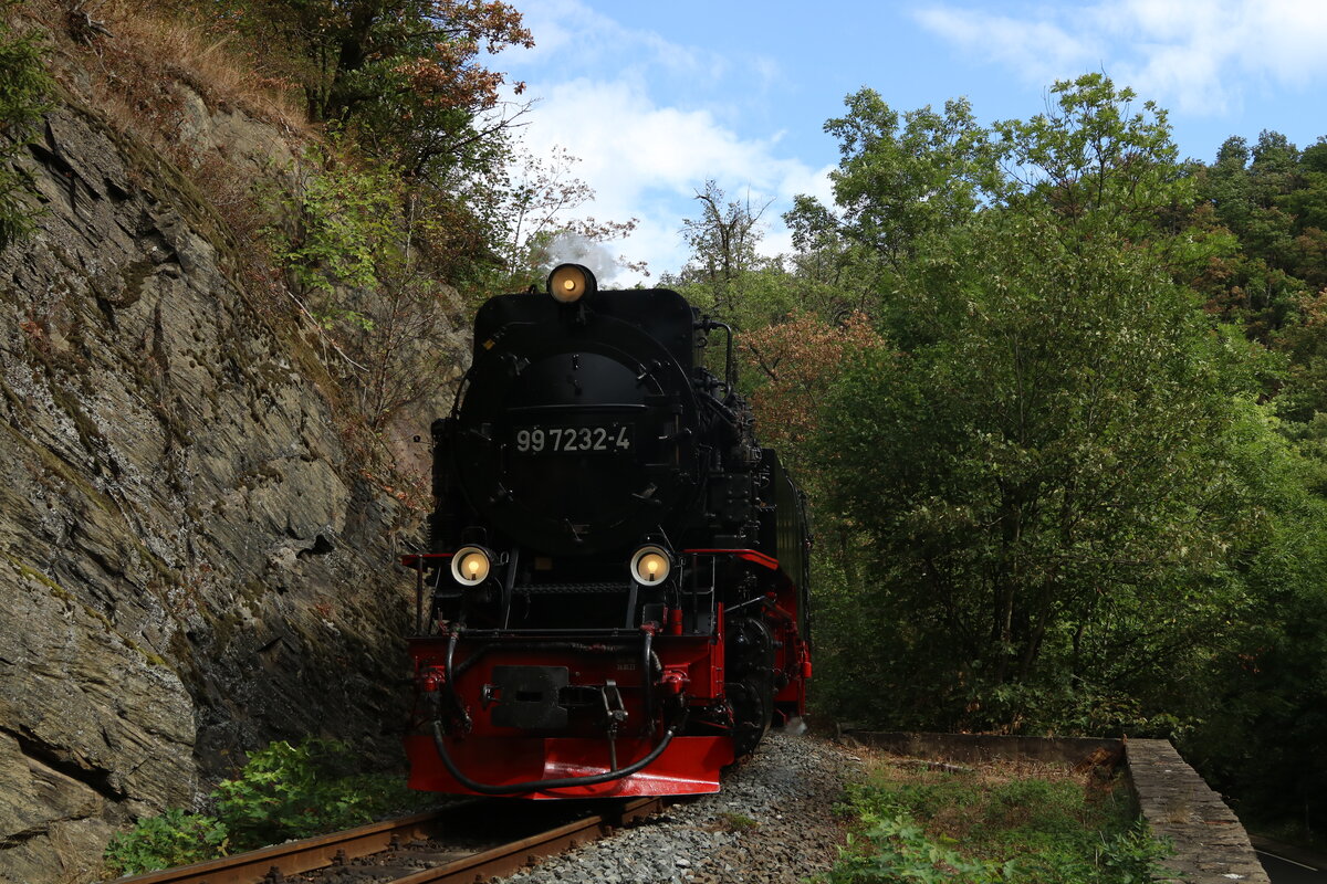 Einer der letzten Dampfzüge im Selketal an der Felswand bei Drahtzug, 99 7232 befindet sich hier auf dem Weg von Quedlinburg über Gernrode nach Alexisbad am 31.8.26