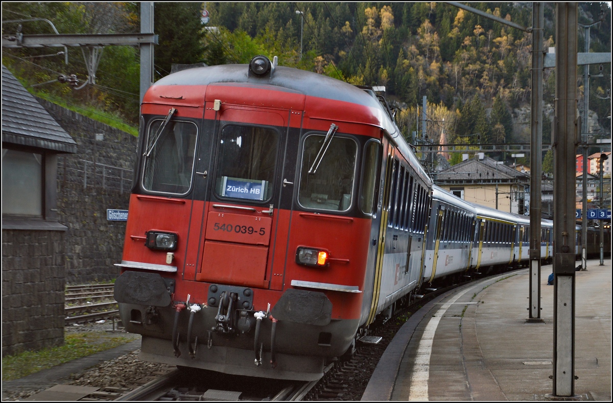 Einer der letzten Einstze des RBe 540. Dieser Zug mit RBe 540 039-5  am Ende bringt die Bergwanderer abends wieder Richtung Zrich. Der Zug wird gerade in Gschenen bereitgestellt. Oktober 2014.