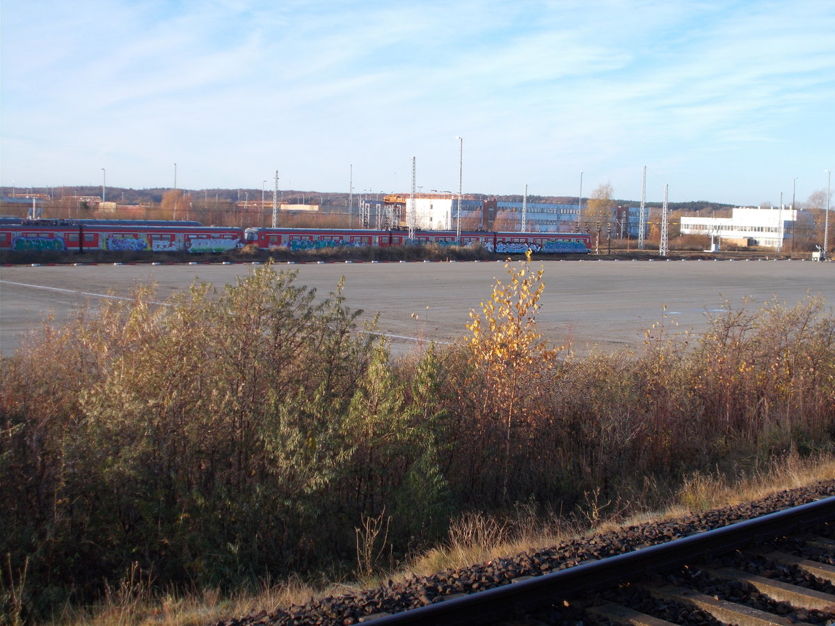 Einer von mehren abgestellten 420er Triebwagen in Mukran.Aufnahme am 24.November 2016 vom Hp Mukran West aus. 