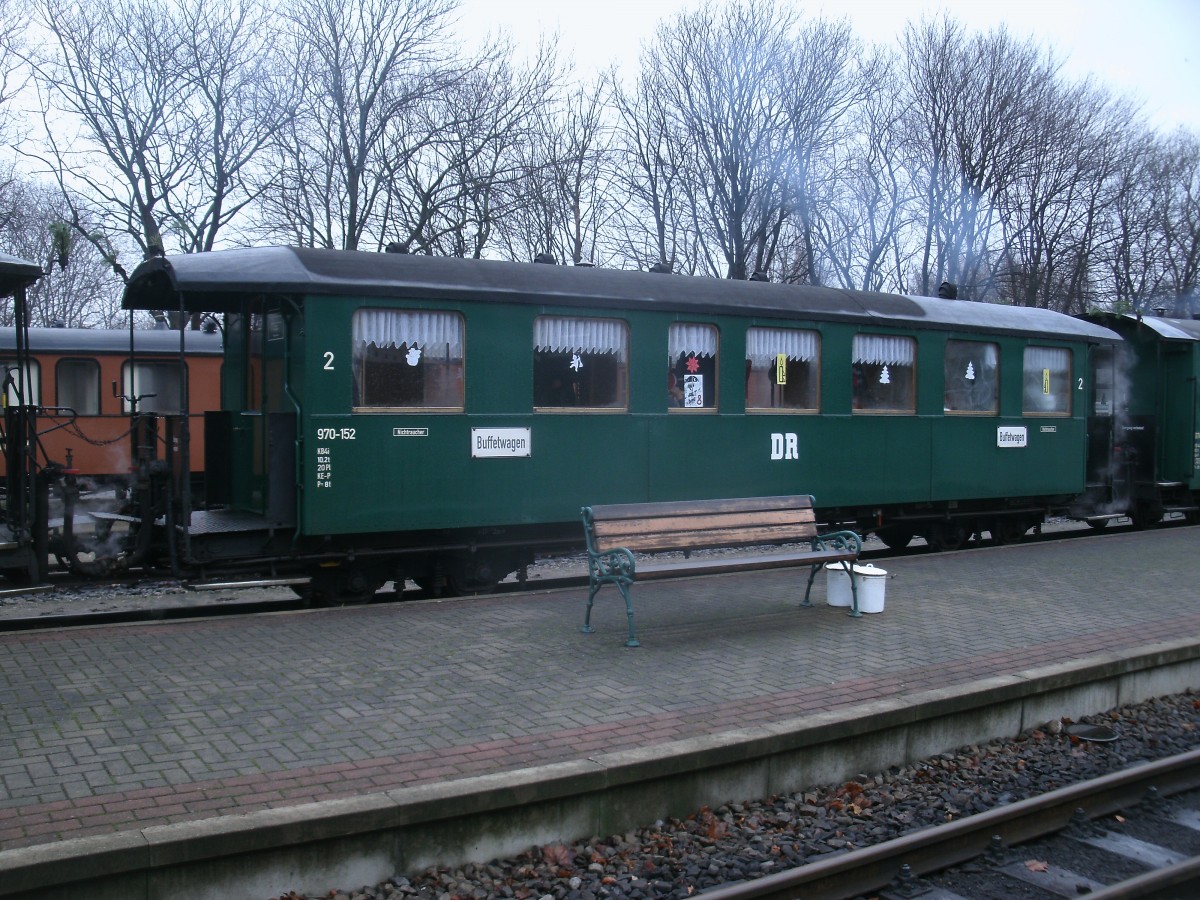 Einer von mehren Wagen war der KB4i 970-152 der für die Weihnachtssonderfahrt geschmückt war.Am 14.Dezember 2013 stand Dieser vor der Abfahrt nach Göhren in Putbus.Zuglok war 99 4801.