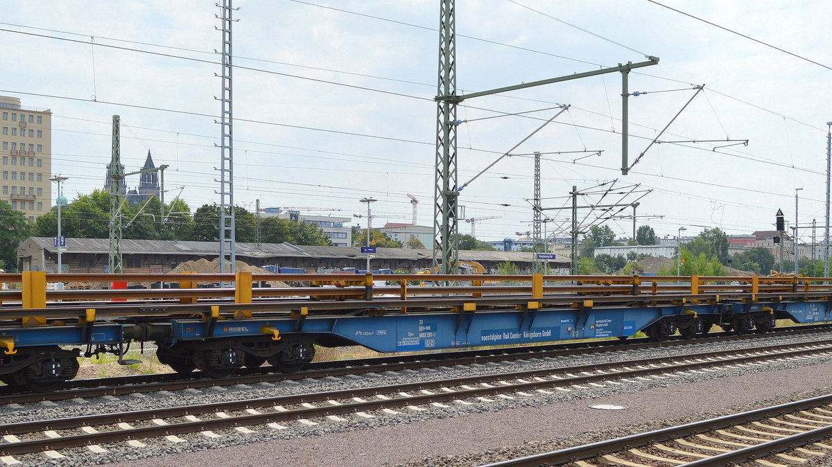 Einer von mehreren Spezial-Drehgestell-Flachwagen vom Hersteller Robel zum Transport von langen Schienen u.a. der Fa. voestalpine Rail Center Königsborn GmbH mit der Nr. 33 80 D-VRCK 4662 281-1 Skks am 20.07.8 Magdeburg Hbf.