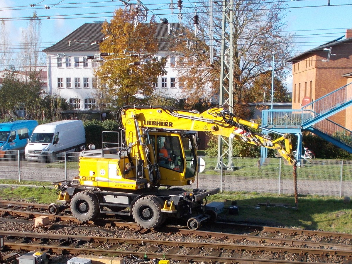 Einer von mehreren Zweiwegebaggern,am 06.November 2017,in Bergen/Rügen.