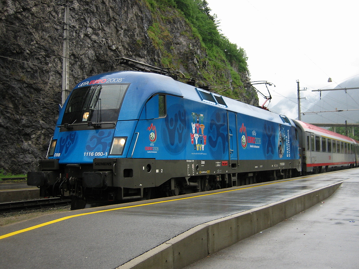 Einer meiner alten Anfänge als Spotter machte die ÖBB 1116 080-1  UEFA Euro 2008  an einem EC nach Wien Westbahnhof beim Zwischenhalt hier leider stark verregneten Bahnhof Imst-Pitztal.  Aufgenommen am 18.05.2008