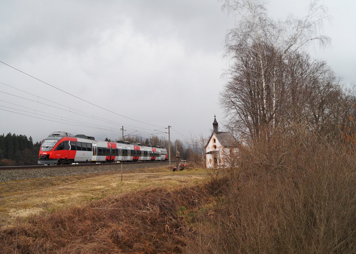 Einer nahenden Unwetterfront zu entziehen versuchte sich am 07.03.2020 der 4024 095-4 als S 5112 auf dem Weg nach Telfs-Pfaffenhofen. Aufgenommen bei Kramsach.