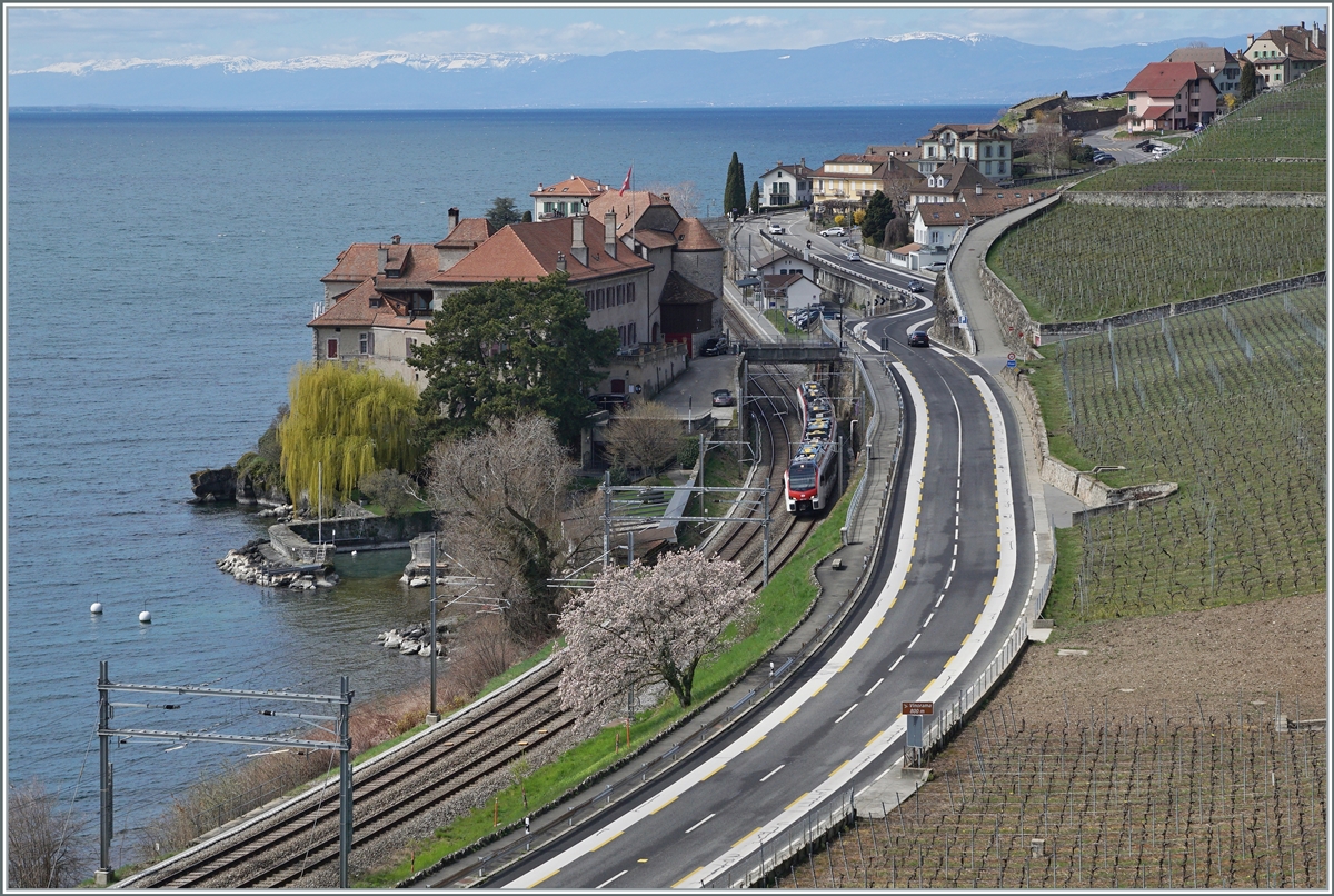 Einer der neuen RER VAUD Flirt 3 hat den Bahnhof von Rivaz verlassen und fährt nun in Richtung Aigle weiter. 

27. März 2021