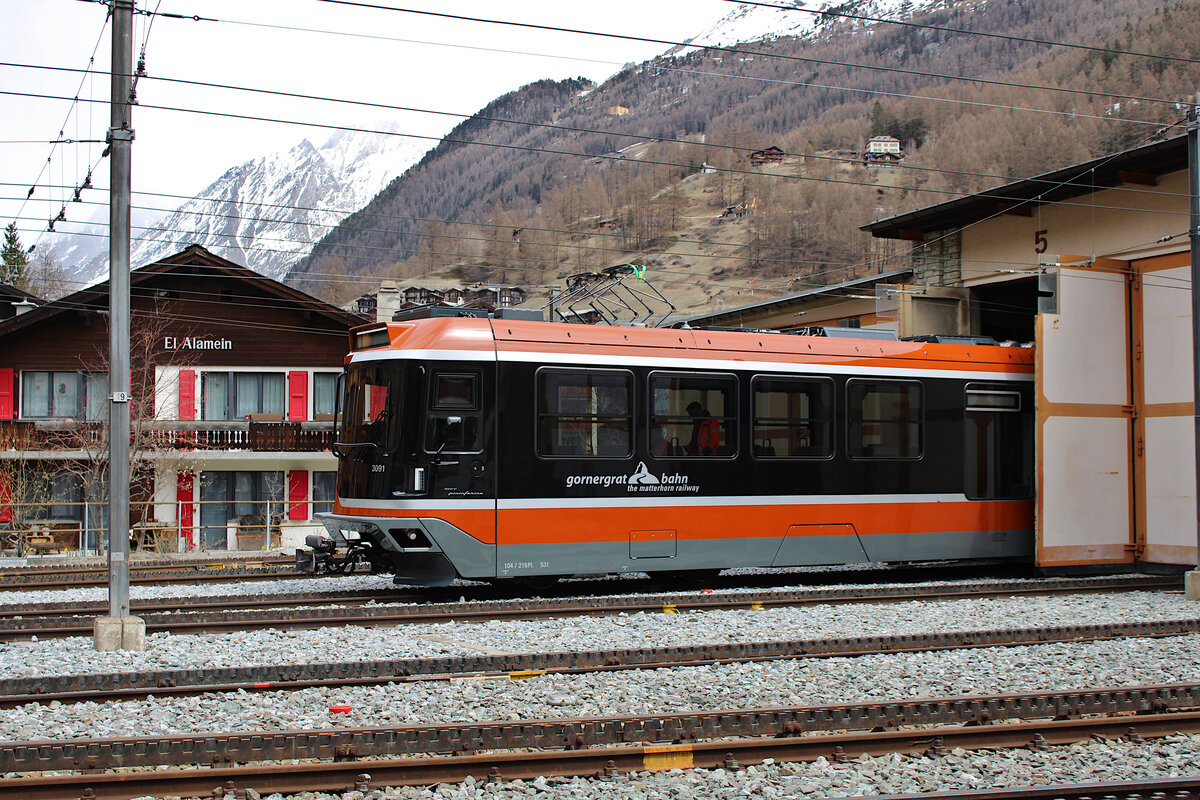 Einer der neuen Triebwagen (hier 3091) stehen im Betriebswerk der Gornergratbahn in Zermatt. (18.04.2023)