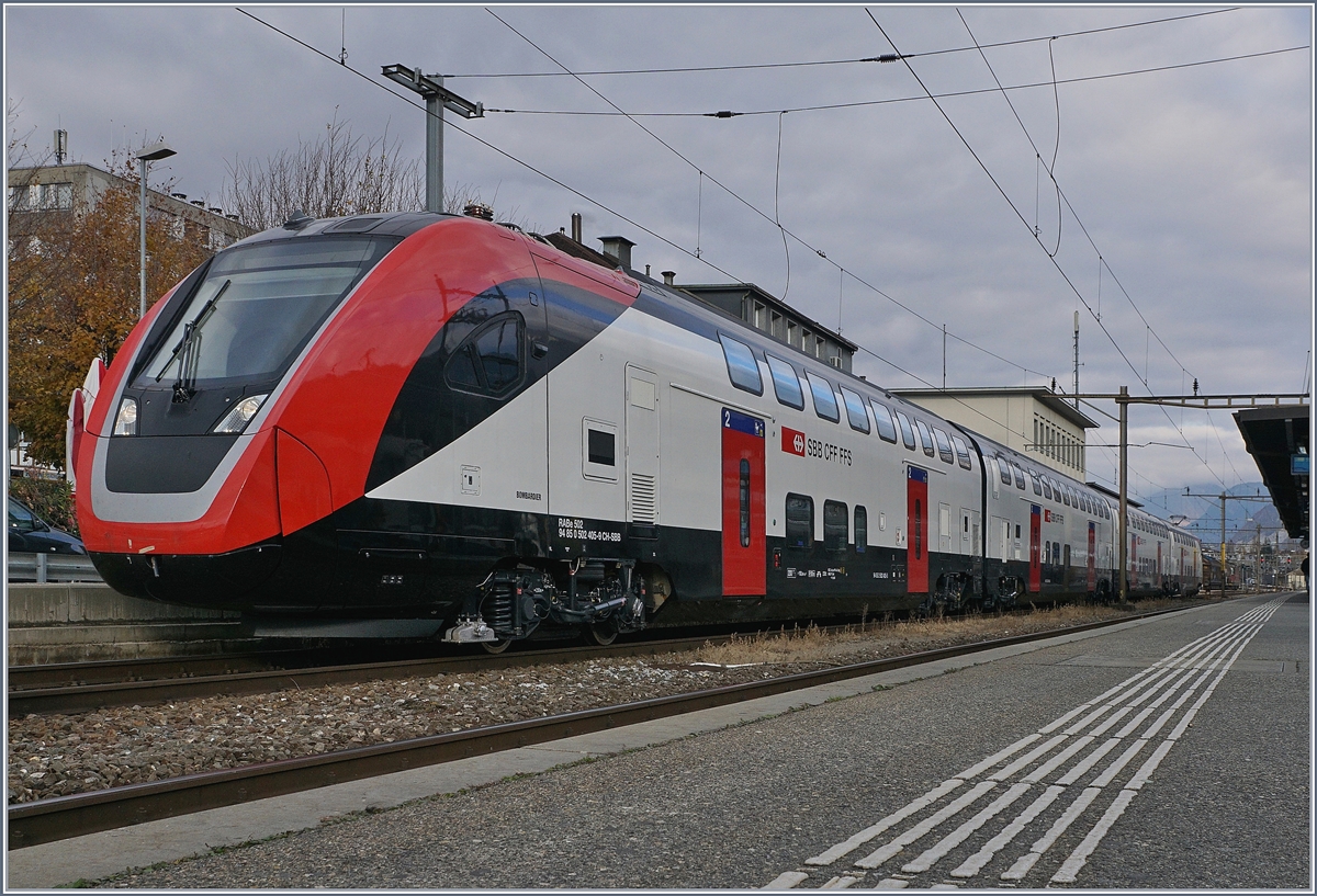 Einer der neuen Vierteiligen Twindexx RABe 502 stand heute in Sion; der TGL (IR 100) RABe 502 405 (UIC 94 85 0 502 405-9 CH-SBB) wird wohl Testfahrten absolvieren.
9. Nov. 2017