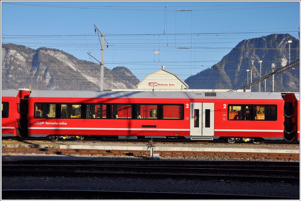 Einer der neuen Wagen 2.Kl. des Albula-Gliederzuges. (03.12.2015)