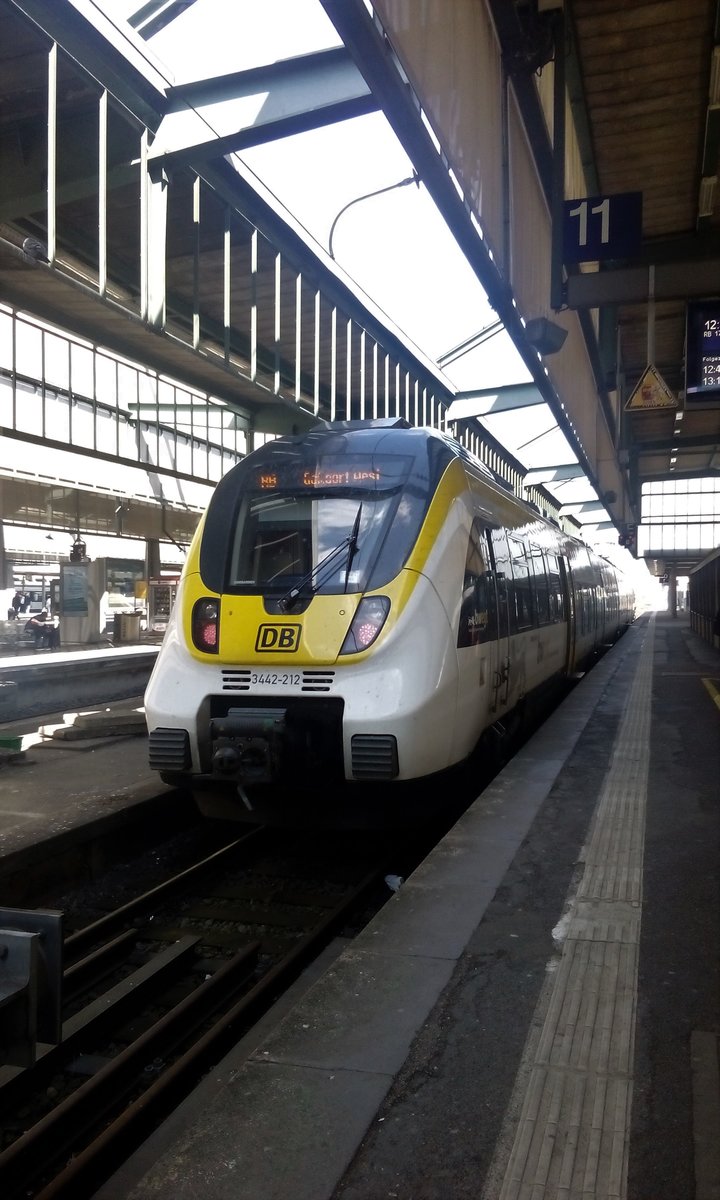 Einer der neuen Züge der Murrbahn als RE nach Gaildorf West im Stuttgarter HBF.
Aufgenommen am 29.03.2019.