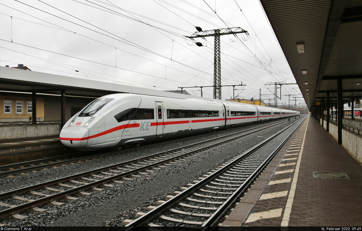 Einer der neuesten Züge der ICE-4-Flotte – 812 075-1 (Tz 9475) – legt einen Halt im Bahnhof Fulda auf Gleis 4 ein. Indienststellung für den Dreizehnteiler war der 20. Dezember 2021.

🧰 DB Fernverkehr
🚝 ICE 277 (Linie 12) Berlin Ostbahnhof–Basel SBB (CH)
🕓 16.2.2022 | 9:49 Uhr