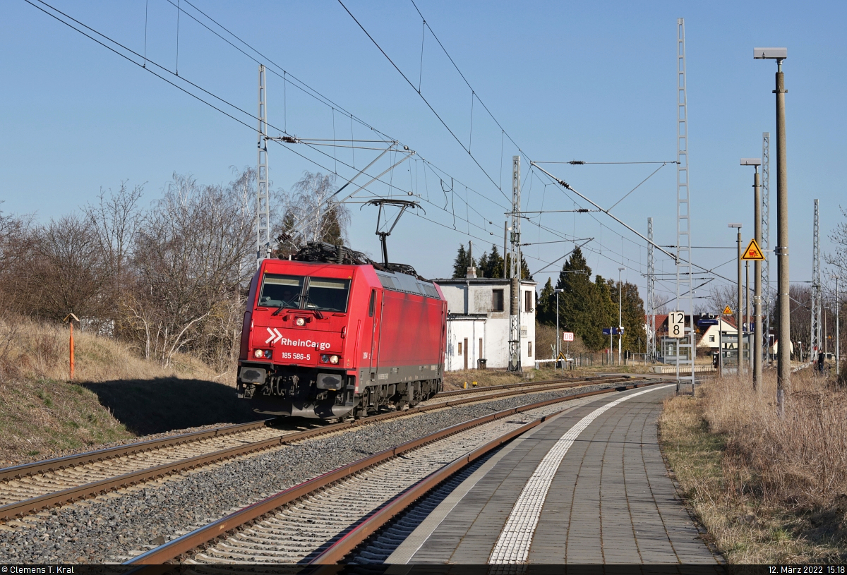 Einer der regelmäßigsten Umleiter-Gäste zwischen Halle (Saale) und Erfurt sind die Maschinen von RheinCargo. Bereits <a href= https://www.bahnbilder.de/bild/Deutschland~Sonstiges~Lokzuge/1293097/185-586-5-ueberfuehrt-185-340-7-aus.html  target= _blank >vor etwa zwei Wochen</a> mit der Europa-Lok 185 340-7 im Schlepp gesehen, durchfährt die ehemalige Heizprofi-Lok 185 586-5 nun allein den Hp Zscherben Richtung Sangerhausen.
An den Tf gehen viele Grüße zurück!

🧰 Akiem S.A.S., vermietet an die RheinCargo GmbH & Co. KG
🕓 12.3.2022 | 15:18 Uhr