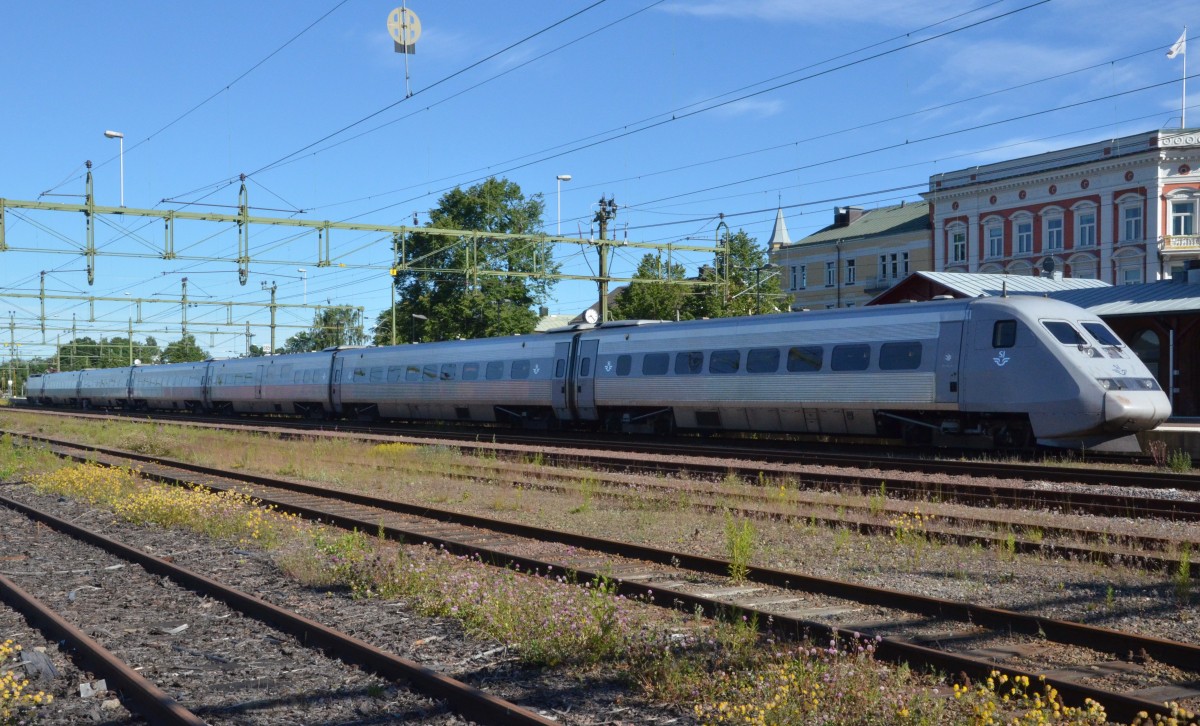 Einer der Schwedischen-Hochgeschwindigkeitszüge ,, Bra Miljöval‘‘ der SJ Baureihe X2, Steuerkopfwagen vorn S-SJ 93 74 302 2507-1 UB2,  E-Lok im Schubverband hinten  SJ 218 X2. Im Bahnhof von Arvika am 20.06.2014 gesehen.  Baujahre   1989 – 1998, Höchstgeschwindigkeit: 210 km/h (276 km/h bei Testfahrten 1993)