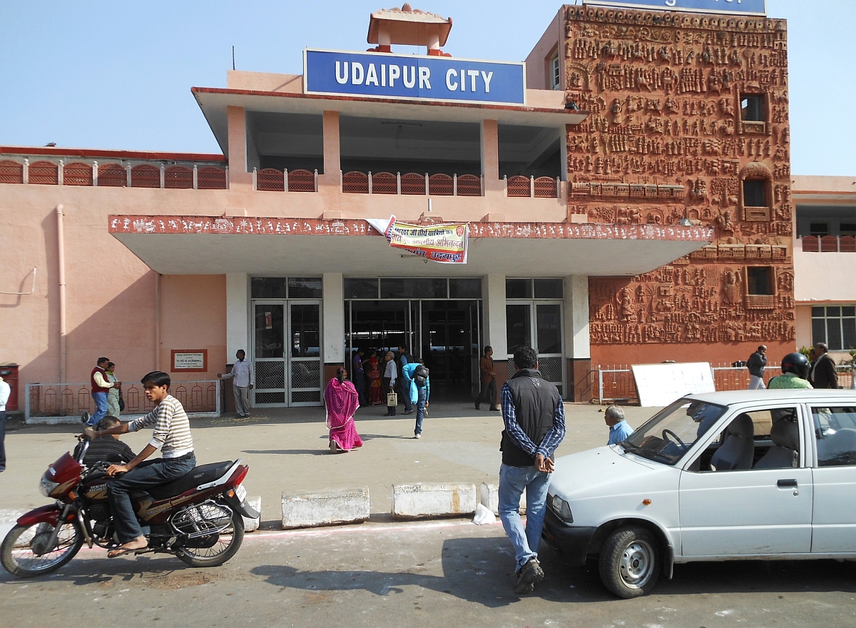 Einer von über 7.000 in Indien. Der Bahnhof von Udaipur im Süden des Bundesstaates Rajastan (27.12.2011).