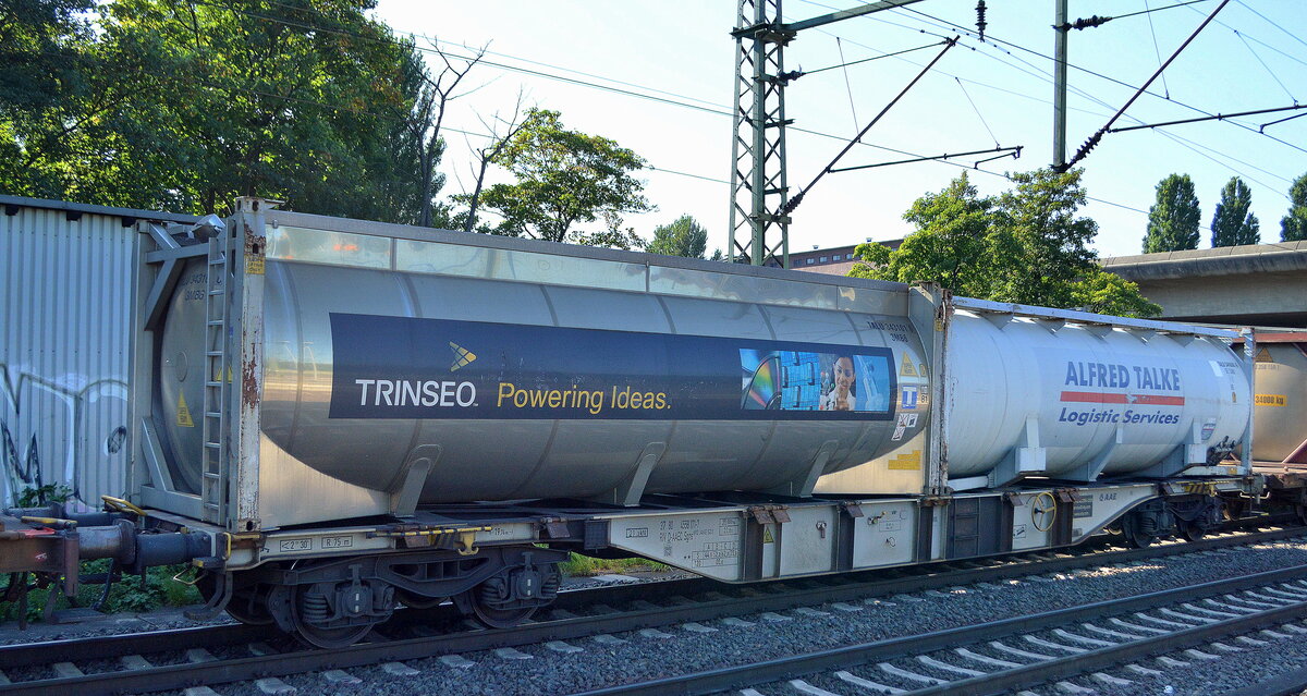 Einer von den vielen ex AAEC jetzt vom Einsteller VTG betriebenen noch nicht um nummerierten Drehgestell-Containertragwagen mit der Nr. 37 RIV 80 D-AAEC 4558 171-7 Sgns 692 (AAE S21) am 08.09.21 Bf. Hamburg-Harburg.