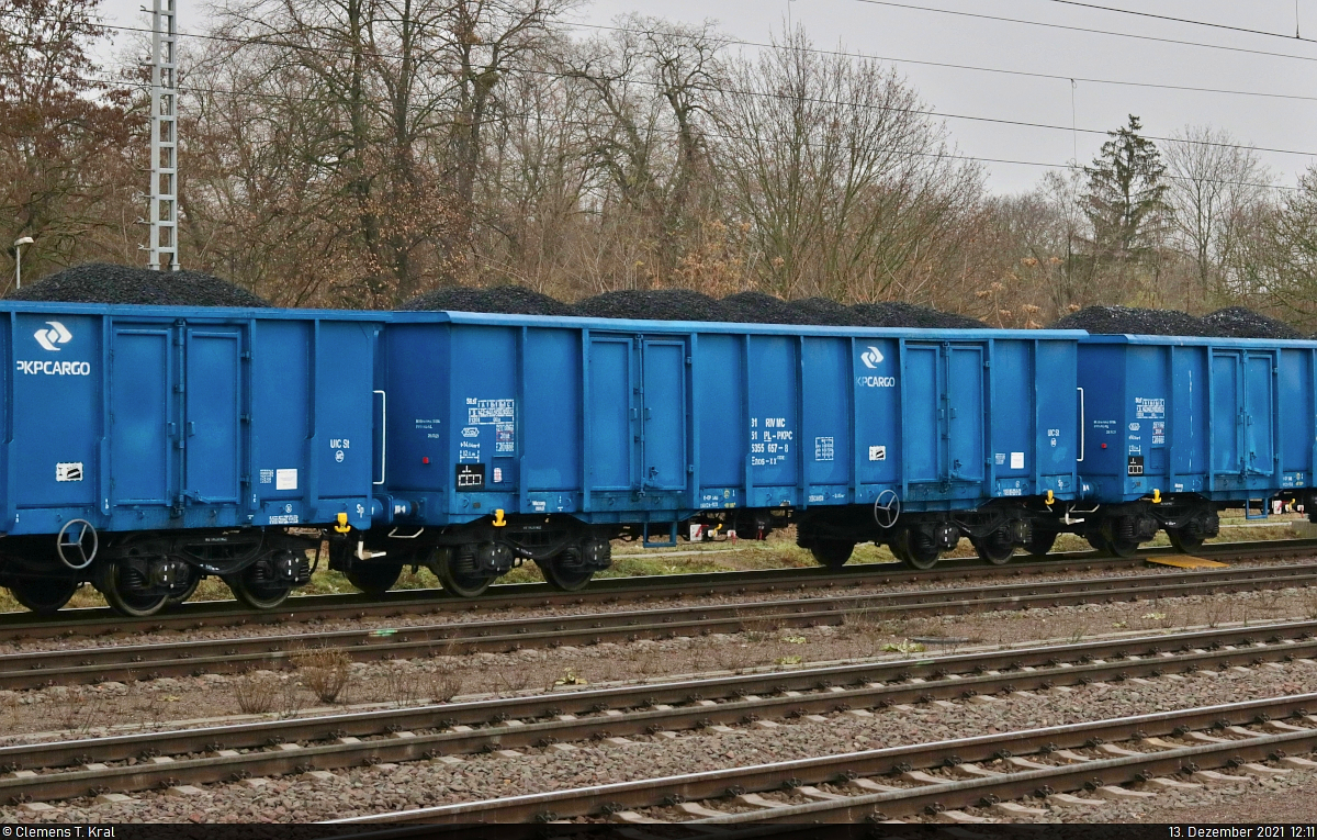 Einer von vielen polnischen offenen Güterwagen mit der Bezeichnung  Eaos-xx <sup>CSC/E</sup>  (31 51 5355 657-8 PL-PKPC), die in einem Kohlezug mit 185 259-9 durch Magdeburg Hbf südwestwärts fahren.

🧰 PKP Cargo
🕓 13.12.2021 | 12:11 Uhr